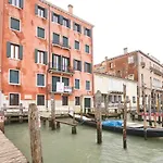 Charming Apartment On Grand Canal